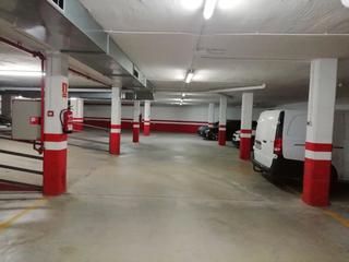 Aparcament cotxe a Carrer de cèsar martinell i brunet 30. Parking y trastero accesos amplios