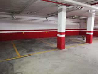 Lloguer Aparcament cotxe a Carrer de cèsar martinell i brunet 30. Alquiler parking con accesos amplios
