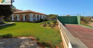 Xalet a Boverals-Saldonar. Espectacular villa con 3500m2 parcela. jardínes, piscina, pista