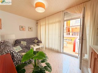 Reihenhaus in Casco Urbano. Casa junto al mar con patio privado y 165 m2 a 50 m de la playa