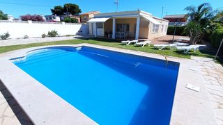 Lloguer Xalet a Les Salines. Alquiler de invierno  chalet con piscina en alquiler del 1010  a