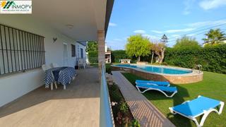 Xalet a Costa Norte. Gran chalet construido en una sola planta con amplio jardín y pi