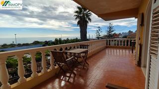Xalet en Boverals-Saldonar. Se vende gran chalet con piscina en primera linea de mar! zona c