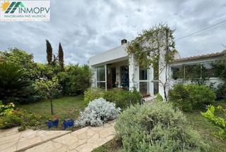 Casa aparellada en Costa Norte. En venta chalet pareado construido en una sola planta! comoda di