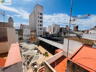 Casa aparellada a Casco Urbano. Casa independiente a reformar a escasos metros de playa !!!