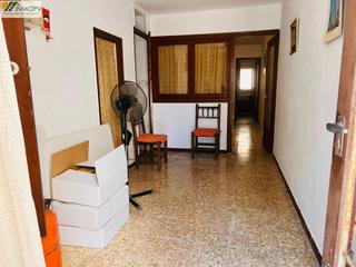 Casa aparellada a Casco Urbano. Casa independiente a reformar a escasos metros de playa !!!