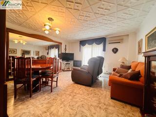 Piso en Casco Urbano. En venta piso centrico de 3 dormitorios, 2 baños, terraza! a 200