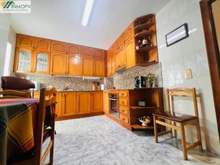 Pis a Casco Urbano. En venta piso centrico de 3 dormitorios, 2 baños, terraza! a 200