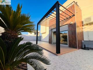Maison jumelée à Les Salines. Se vende casa adosada pareada semi nueva de 3 dormitorios en zon