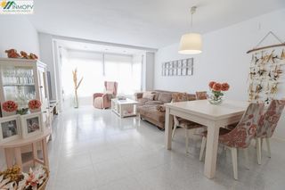 Pis a Casco Urbano. Se vende amplio piso zona mercadona de 4 dormitorios, 2 baños, t