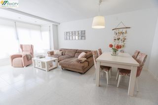 Pis a Casco Urbano. Se vende amplio piso zona mercadona de 4 dormitorios, 2 baños, t