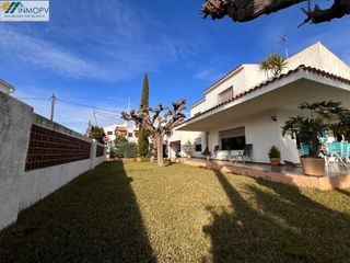 Chalet in Boverals-Saldonar. Chalet independiente con jardín, vistas al mar y a 100 m de la p