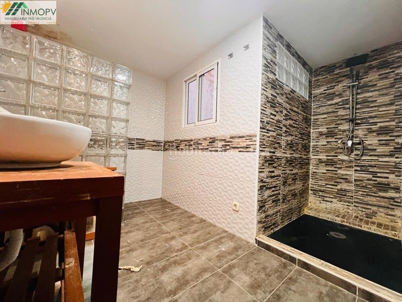 Foto e9dd33de-d99e-4dbd-a570-da556f6a4314. Casa edificio céntrico en venta con reforma parcial y local comercial en Vinaròs