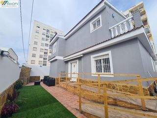Chalet en Les Salines. Chalet independiente de 202 m2 con 4 habitaciones, 2 baños, gara