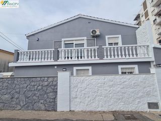 Chalet in Les Salines. Chalet independiente de 202 m2 con 4 habitaciones, 2 baños, gara