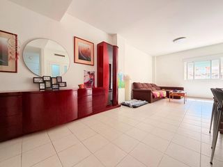 Planta baixa a Casco Urbano. Planta baja de 107 m2 útiles con 3 habitaciones, 2 baños, gran t