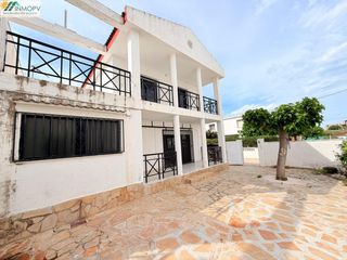 Semi detached house in Cala Puntal. En venta casa adosada pareada en cala puntal! precisa de reforma