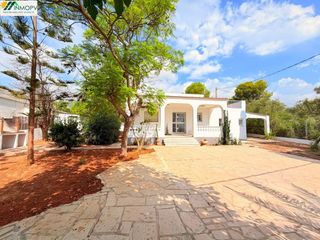 Xalet a Alcanar. Chalet independiente de 82 m2 con 3 habitaciones, 1 baño, pk y t