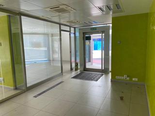 Location Bureau à Montornès del Vallès. Local ideal para oficinas esquinero y grandes ventanales