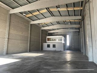 Miete Fabrikhalle in Cardedeu. Nave industrial en alquiler con muelles de carga