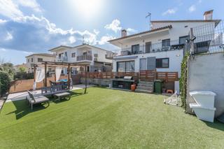 Casa  Carrer can rovira. Casa recien reformada para grandes familias con dos viviendas in