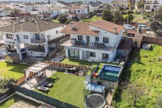 Haus  Carrer can rovira. Casa recien reformada para grandes familias con dos viviendas in