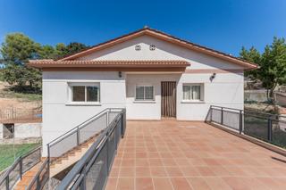 Casa  Enric morera (calle). Un rincón de paz en les pinedes del vallès  lliçà damunt