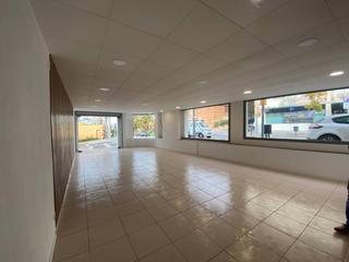 Lloguer Local Comercial a Martorelles. Local comercial con mucha imagen corporativa y gran escaparate