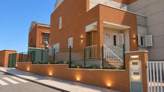 Casa adosada  Carrer carrer independència. Casa unifamiliar esquinera en cal jardiner