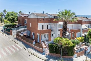 Maison jumelée  Carrer carrer independència. Casa unifamiliar esquinera en cal jardiner