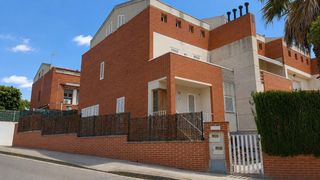 Casa adossada  Carrer carrer independència. Casa unifamiliar esquinera en cal jardiner