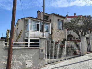 Haus  Dr robert (calle). Casa a 4 vientos de 3 plantas con gran potencial y espacio exter