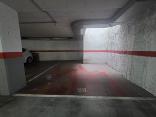 Aparcament cotxe  Roger de lluria (calle) 12-14. Plaza de parquing amplia en can pantiquet