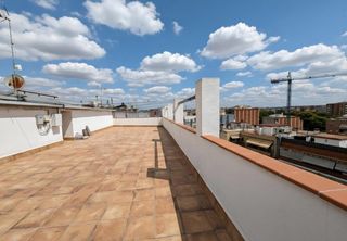 Pis  Calle antoni de gimbernat. Luminoso piso con balcón y vistas despejadas a un paso del centr