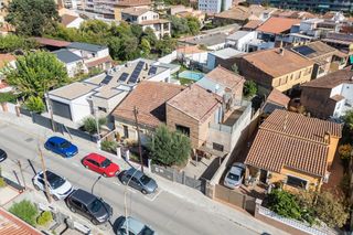 Casa en Anselm clave (calle) 10. Casa adosada en el centro de la población que combina modernidad