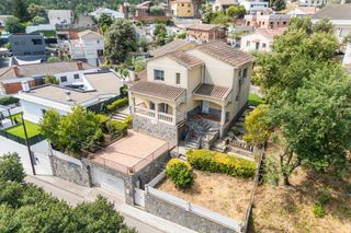 Casa  Carrer turia. Amplia casa en venta en lliçà damunt, muy cerca de palausolità i