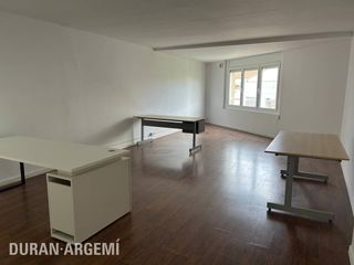 Miete Büro  Calle de la rasa. Oficina de alquiler en el centro