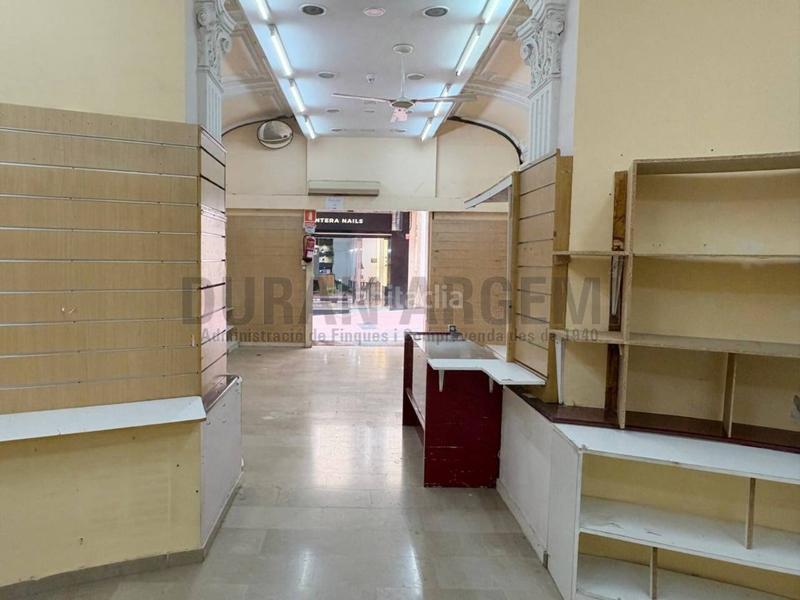 Foto b379132f-c0d6-430f-bad9-f8aae45540fb. Alquiler local comercial  en alquiler en el centro primera línea comercial en Terrassa