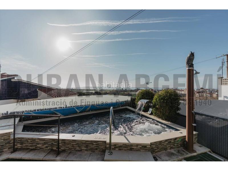 Foto 12a43ec4-8091-46dc-bdb2-725cadda96e1. Xalet amb calefacció aparcament piscina a Pinemar Pineda de Mar