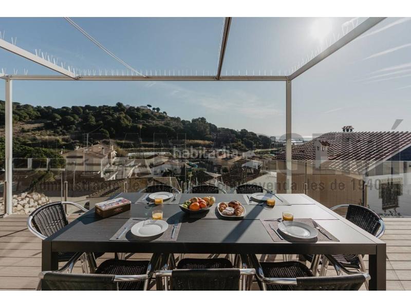 Foto 923d6e89-18d7-4bf7-a1e7-4bf6ee2673e0. Xalet amb calefacció aparcament piscina a Pinemar Pineda de Mar