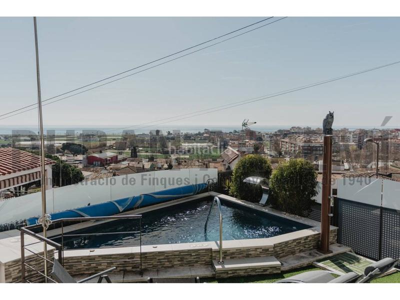 Foto b1c2c35c-5d2b-4bc3-85b8-955304a0a440. Xalet amb calefacció aparcament piscina a Pinemar Pineda de Mar