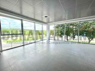 Bureau  Mossèn josep pons. Oficina en venta con gran visibilidad y carácter empresarial  le