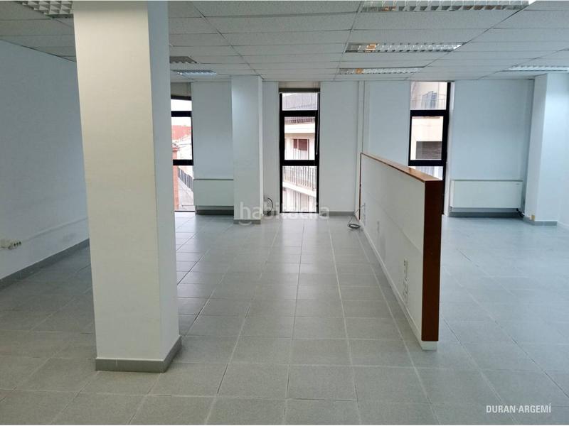 Foto 75090fca-8ffa-43d5-a18b-333467042020. Affitto ufficio in mossen jacint verdaguer 12 in Barri del Centre Terrassa