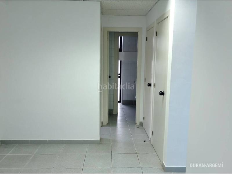 Foto 0973527f-736a-49f9-83c0-24f12e7b627a. Alquiler oficina en mossen jacint verdaguer 12 centro despacho de 100 m en Terrassa