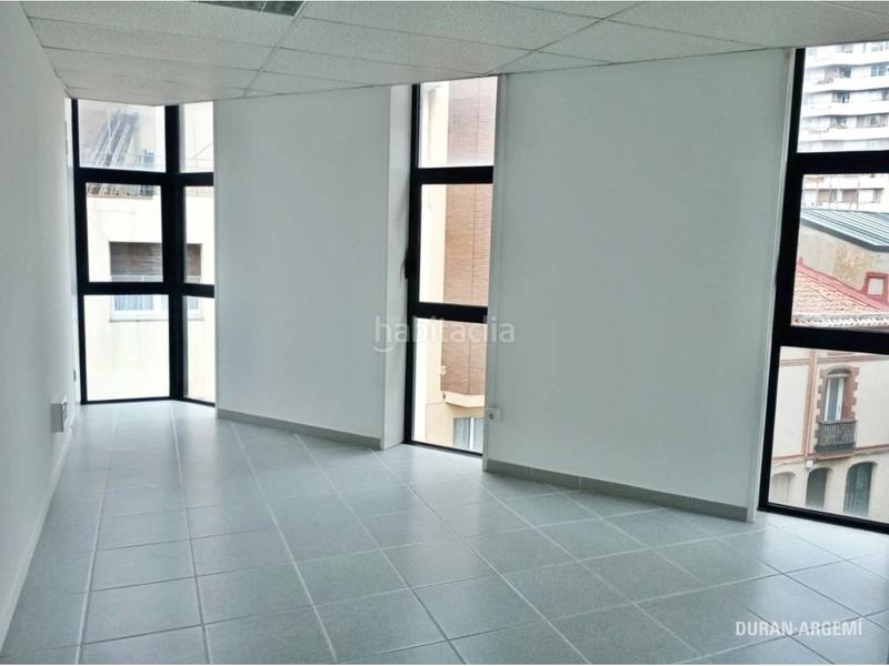 Foto 98b6f4a6-9ae2-4c28-a363-c3a073b6f375. Alquiler oficina en mossen jacint verdaguer 12 centro despacho de 100 m en Terrassa