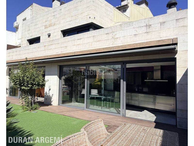 Foto 28f5b7c1-a485-411d-86b5-47c255b52e78. Casa amb calefacció aparcament piscina a Barri del Centre Terrassa