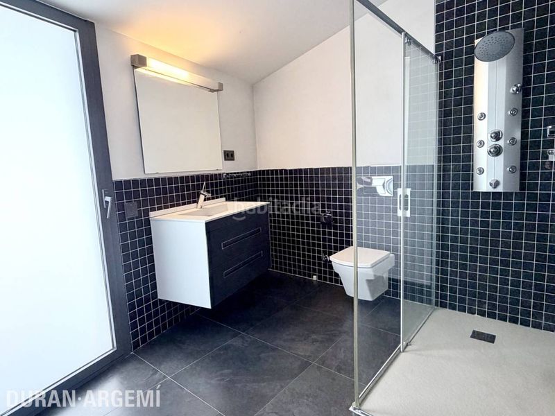 Foto 439a3f69-ba19-4623-bcfd-c2abf5166473. Casa amb calefacció aparcament piscina a Barri del Centre Terrassa