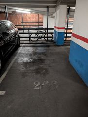Miete Autoparkplatz in Carrer de muntaner 33. Amplia plaza de garaje en el centro de barcelona