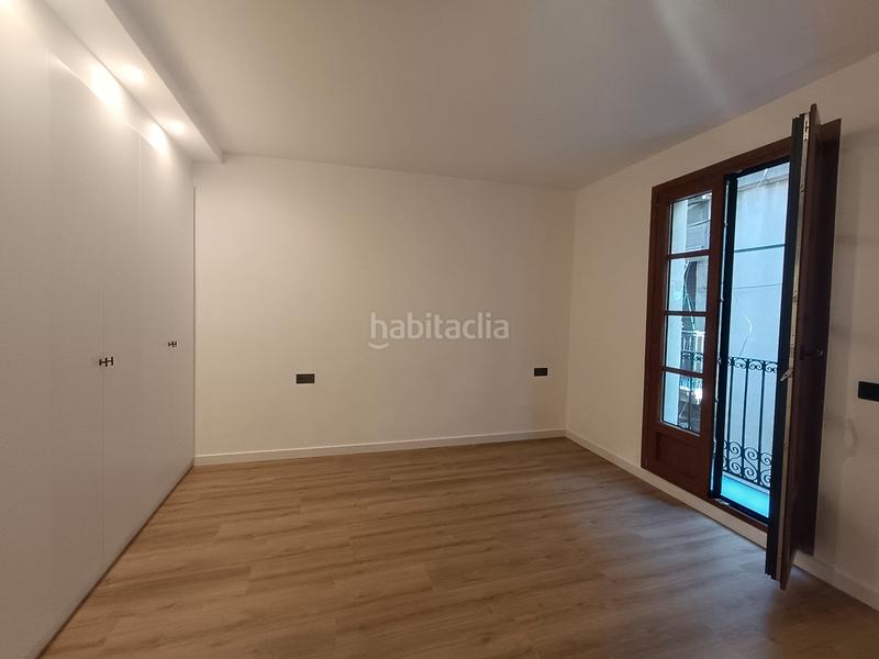 Foto 0b7d6761-e70f-4c15-8aa5-ab6f6c5750e5. Piso  recién reformado con 3 balcones en Gòtic Barcelona