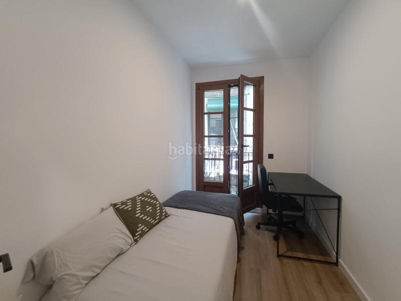 Foto 303724a4-2405-4a74-99c9-8785abc5ef1d. Piso  recién reformado con 3 balcones en Gòtic Barcelona